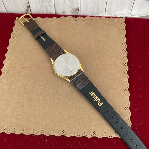 Vintage 2 Tone Gold and Silver Pulsar 12 Hour Watch 2 Sub Dials Day and Date - Picture 7 of 8